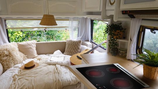 Czy w trakcie podróży kamperem można gotować?