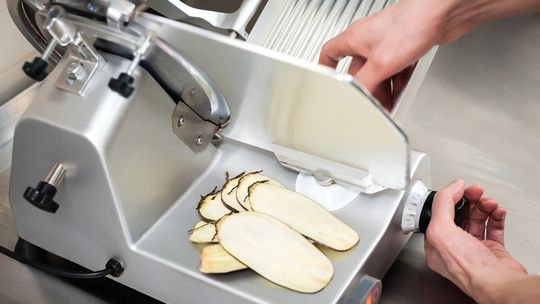 Czy warto inwestować w profesjonalną krajalnicę do gastronomii?