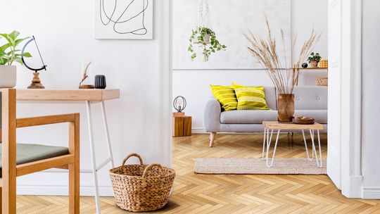 Czy warto postawić na drewnianą podłogę w salonie?