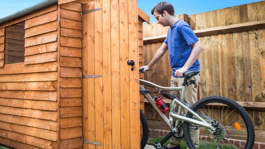 Czy warto postawić na drewniane wyposażenie ogrodowe?