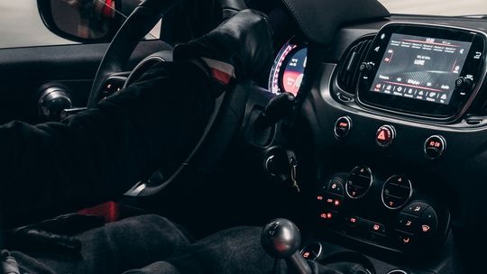 Czy współczesne systemy wspomagania rzeczywiście poprawiają bezpieczeństwo na drogach?