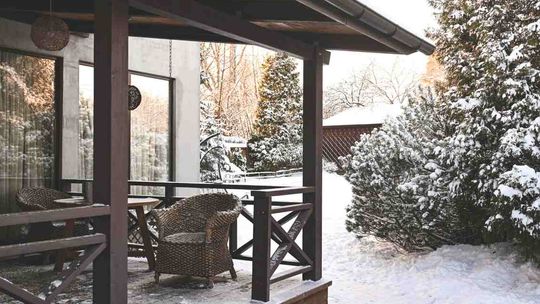 Czy zimą warto montować taras?