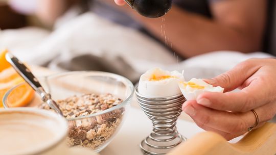 Czym doprawić jajko? Przyprawy idealne do żółtka i białka