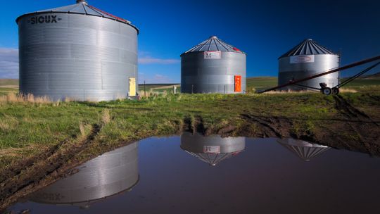 Czyszczenie zbiorników przemysłowych – z czyjej pomocy skorzystać?