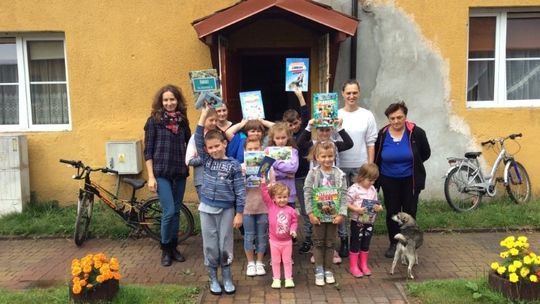 „Czytające podwórka” dojechały do Gosławia.