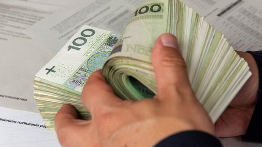 Darowizna pieniężna od najbliższych. Eksperci ostrzegają przed pułapkami w przepisach