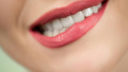 Dentysta wylicza codzienne nawyki, które mogą szkodzić Twoim zębom. Lepiej je znać!