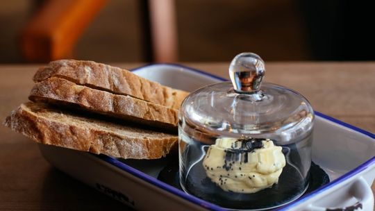 Deska masła – czy znasz najpopularniejszą przekąskę, która podbija polskie restauracje?