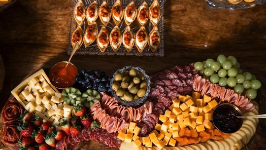 Deski pełne smaku. Dlaczego przekąski typu finger food to najlepszy wybór na domowe przyjęcia Deski pełne smaku. Dlaczego przekąski typu finger food to najlepszy wybór na domowe przyjęcia