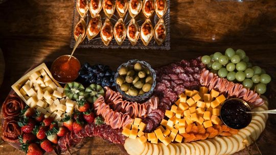 Deski pełne smaku. Dlaczego przekąski typu finger food to najlepszy wybór na domowe przyjęcia