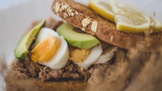 Tost awokado tuńczyk