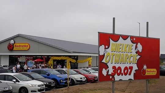 Dla turystów i mieszkańców – nowa Biedronka w Rewalu… z siłownią plenerową