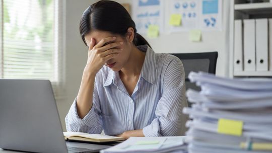 Dlaczego budzimy się zmęczeni mimo 8 godzin snu? Ekspert wskazuje najczęstsze przyczyny