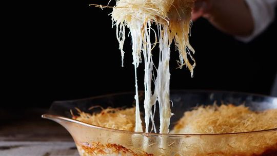 Dlaczego młodzi wybierają serowe przepisy i odkrywają magię „cheese pull”