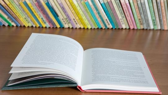 Dlaczego niektóre książki zostają bestsellerami? Co wpływa na wybory czytelników
