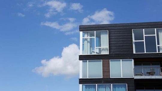 Dlaczego okna powinny być szczelne? I co zrobić, żeby się w domu nie udusić?