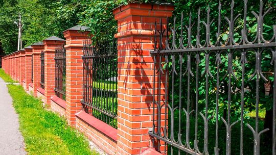 Dlaczego warto stosować daszki do ogrodzeń?