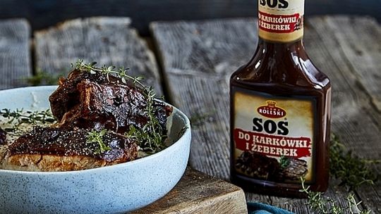 Długo pieczone żeberka w aromatycznym sosie podane na puree kalafioro-wym z palonym masłem z dodatkiem Sosu do karkówki i żeberek Roleski