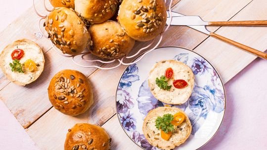 Domowe bułki z ziarnami