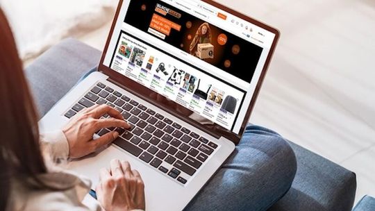 Domowe seanse zamiast sali kinowej - 30% Polaków inwestuje w rozrywkę w domu, a połowa planuje zakup elektroniki na Black Week