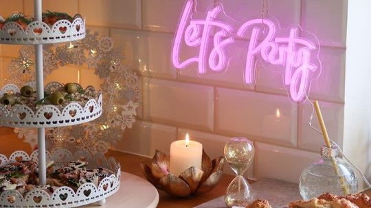 Domówka last minute – przekąski, które uratują każdą imprezę