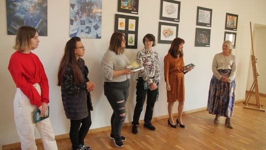 „Dopełnione kolorem i kreską”