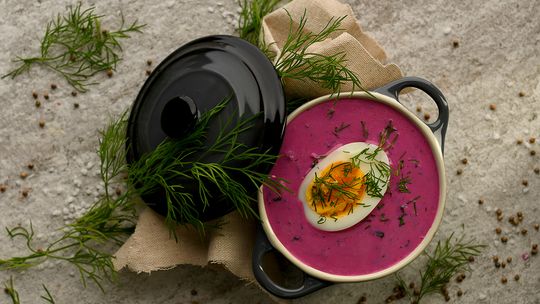 Doskonały na upały – przepis na chłodnik litewski z jajkiem