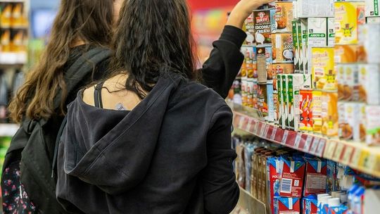 Downsizing po polsku: Rolki papieru toaletowego szybko „topnieją”. Stają się cieńsze albo są luźniej zwinięte