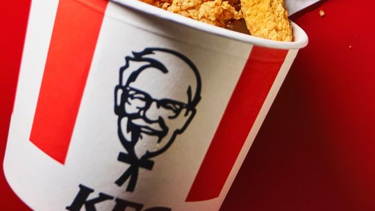 Drugi kubełek 50% taniej! Smakowita promocja od KFC wchodzi do restauracji i na parkiet EuroBasketu