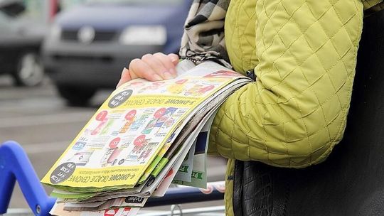 Duża zmiana dla konsumentów. Sklepy robią coraz więcej promocji. Przybywa też samych gazetek