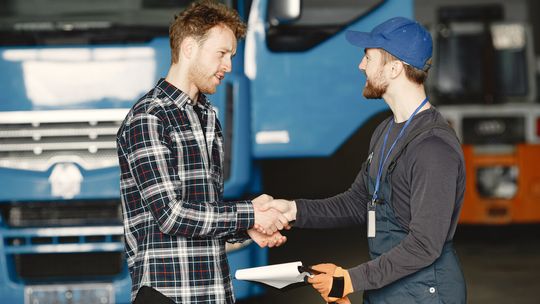 Dwie strony tej samej trasy – budowanie mostów między spedycją a przewoźnikiem w obliczu zatorów płatniczych Dwie strony tej samej trasy – budowanie mostów między spedycją a przewoźnikiem w obliczu zatorów płatniczych