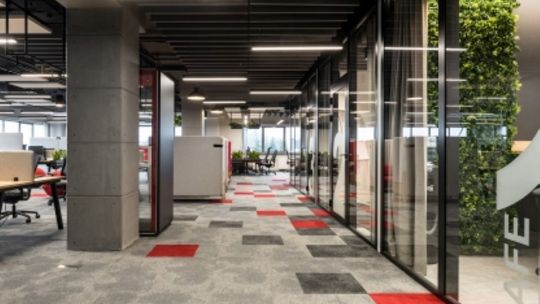 Dynamicznie, ergonomicznie i nowocześnie – nowe wnętrza w siedzibie firmy HAMA ze szklanymi ściankami od AWILUX