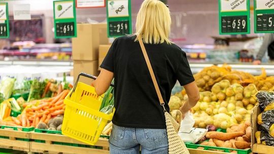 Dynamika wzrostu cen w sklepach lekko wyhamowała, ale wciąż jest wyższa niż ogólny poziom inflacji