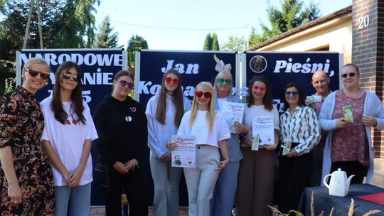 Dyrektorzy płotowskich szkół na scenie z Kochanowskim