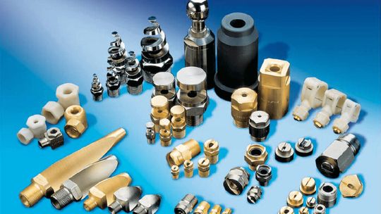 Dysze wodne i głowice myjące — jak poprawić efektywność czyszczenia w przemyśle?