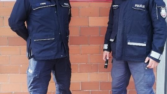 Dzielnicowi z Rewala zatrzymali włamywacza na gorącym uczynku.