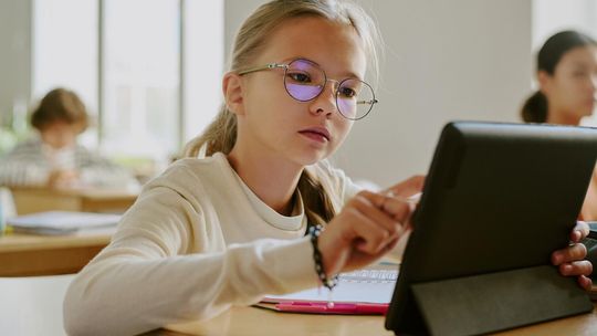 Dzień bez Ekranu. Czas odłożyć telefon i zadbać o wzrok dziecka