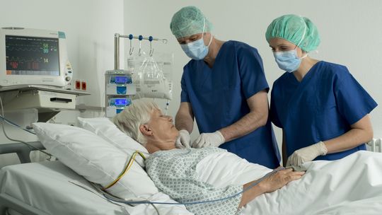 Eksperci apelują: głodzenie pacjentów w szpitalach jest nieetyczne