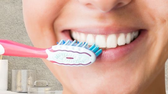 Eksperci biją na alarm. Polacy wciąż mają spory problem z myciem zębów. Potwierdza to najnowszy raport