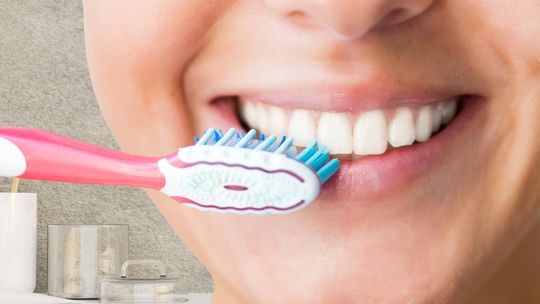 Eksperci biją na alarm. Polacy wciąż mają spory problem z myciem zębów. Potwierdza to najnowszy raport