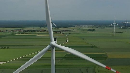 Ekspert: dezinformacja to pandemia naszych czasów - hamuje rozwój OZE w Polsce