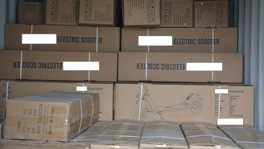 Elektryczne hulajnogi zatrzymane przez KAS  w szczecińskim porcie 