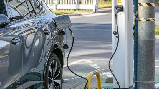 Elektryfikacja rośnie, ale nie wszyscy kierowcy nadążają z serwisem - badanie PETRONAS Lubricants International
