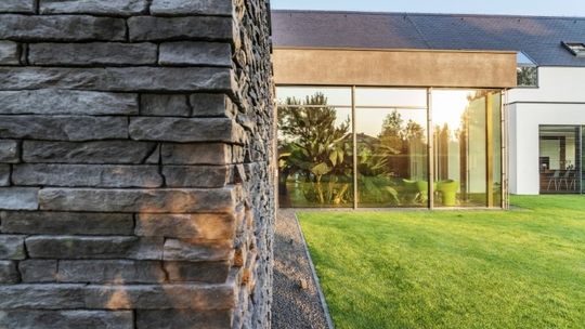 Elewacyjne show,  czyli krótka rozprawa o betonowym kamieniu dekoracyjnym