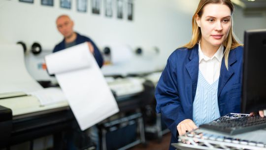 Etykiety, naklejki, opakowania – jak drukarnia z Lęborka wspiera lokalne biznesy?