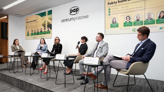 Fake newsy hamujące rozwój energetyki odnawialnej uderzają w interesy i kieszenie milionów Polaków
