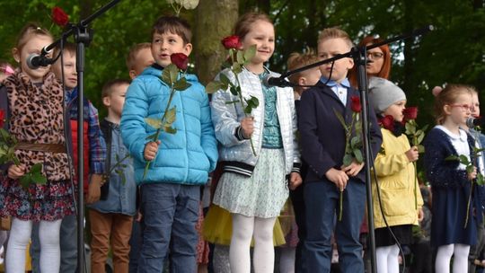 „𝗡𝗶𝗲 𝗺𝗮 𝗷𝗮𝗸 𝘂 𝗠𝗮𝗺𝘆” – festyn z okazji Dnia Matki w Gryficach