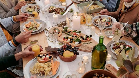 Finger foods – przekąski idealne na przyjęcia w plenerze