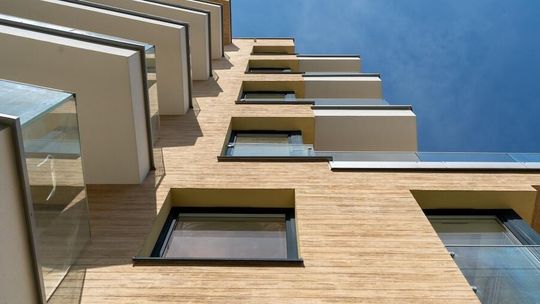 Funkcja i ekspresja w nowoczesnej architekturze,  czyli jak tynk modelowany zmienia elewacje w dzieła sztuki