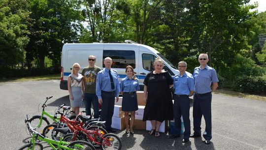 Funkcjonariusze Służby Więziennej pomogli dzieciom z Placówki Opiekuńczo-Terapeutycznej  w Dębnie